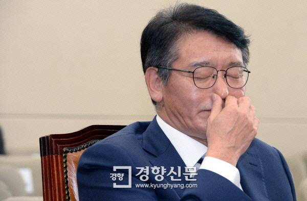 고대영 KBS 사장이 지난해 10월 26일 국회 과학기술정보방송통신위원회에서 열리는 KBS, EBS 등에 대한 국정감사에서 눈을 감고 생각에 잠겨 있다. 권호욱 선임기자