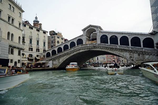 리얄토 다리. 베니스에는 이곳과 같은 다리가 400여개 있다. ⓒMK스타일