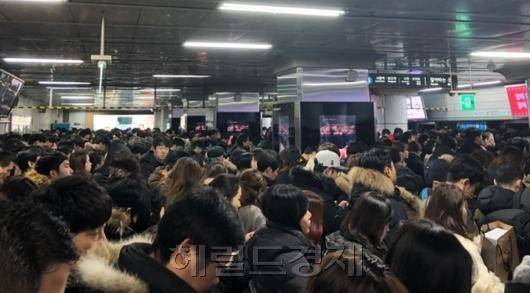 [사진설명=만 나이 도입에 대한 국민적인 요구가 계속되고 있다. 북적이는 출근길 모습. 출처=헤럴드경제DB]