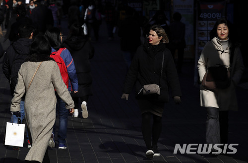 【서울=뉴시스】최동준 기자 = 4일 서울 명동 거리에서 외국인 관광객들이 관광을 하고 있다. 2017.12.04. photocdj@newsis.com