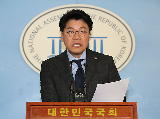 자유한국당 장제원 수석대변인이 2017년12월11일 오전 서울 여의도 국회 본청 정론관에서 현안 관련 브리핑을 하고 있다. © 사진=연합뉴스
