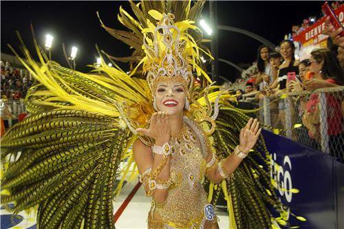 (엔카르나시온 AFP=연합뉴스) 20일(현지시간) 파라과이 동남부 엔카르나시온에서 열린 엔카르나세노 카니발에서 화려한 복장의 미녀 무용수들이 퍼레이드를 진행하며 춤을 추고 있다.