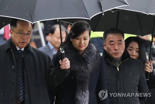 현송월, '생각' (서울=연합뉴스) 김주형 기자 = 현송월 삼지연관현악단 단장을 비롯한 북한 예술단 사전점검단이 22일 오후 서울 중구 국립극장 점검을 마친 뒤 나오고 있다.     kjhpress@yna.co.kr