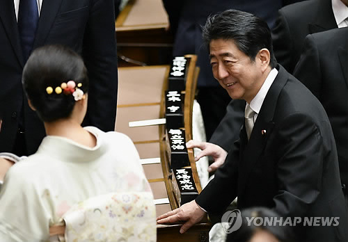 아베, 시정연설서 '韓, 전략적 이익공유 가장 중요한 이웃' 삭제 (도쿄 EPA=연합뉴스) 아베 신조(安倍晋三) 일본 총리가 22일 국회 신년 시정연설에서  중국에 대해서는 일대일로(一帶一路:육상·해상 실크로드)에의 협력할 것을 시사했다.       반면 한국에 대해서는 2015년부터 사용하지 않고 있는 '기본적 가치를 공유한다'는 표현에 더해 올해는 '전략적 이익을 공유하는 가장 중요한 이웃'이라는 표현도 삭제했다. 사진은 이날 의회에서 아베 총리(오른쪽)가 한 여성 의원과 웃으며 대화하는 모습.      bulls@yna.co.kr