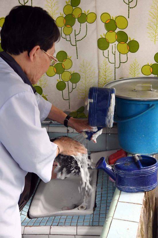 이씨는 손님들 머리도 샴푸 등은 사용치 않고 순한 비누와 식초를 이용해 감긴다.