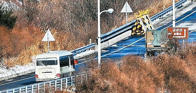 남북이 합의한 금강산 합동문화행사와 마식령스키장 공동훈련을 사전점검하기 위해 우리 측 선발대를 태운 버스가 23일 오전 강원도 고성 동해선 남북출입사무소를 지나 방북길에 오르고 있다. [고성 = 한주형 기자]