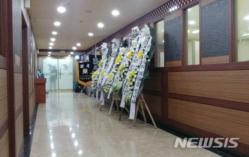 【서울=뉴시스】 지난 20일 술에 취한 50대 남성이 서울 종로구 한 여관에 불을 지른 사고로 숨진 3명의 희생자들의 빈소가 구로성심병원 장례식장, 한강성심병원 장례식장, 성남장례식장에 각각 차려졌다. 발인은 24일.