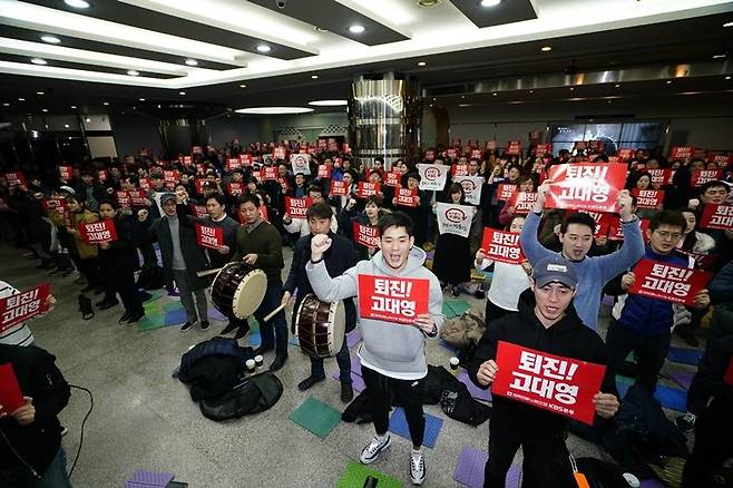 고대영 사장 해임제청안 가결 소식을 듣고 기뻐하는 전국언론노동조합 KBS본부 노조원들 (사진=전국언론노동조합 KBS본부 제공)