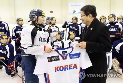 여자 아이스하키 대표팀 만난 염태영 수원시장 (진천=연합뉴스) 국내 첫 여자 아이스하키 실업팀 창단 계획을 발표한 염태영 수원시장이 23일 오후 충북 진천 국가대표 선수촌을 찾아 여자 아이스하키 대표팀 선수들에게 유니폼을 받고 있다. [수원시 제공=연합뉴스]     xanadu@yna.co.kr