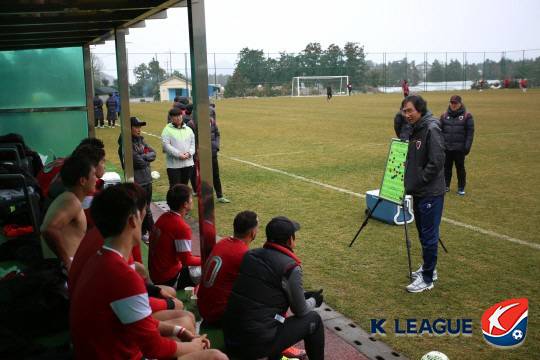 ◇지난 2017년 2월 서귀포 전지훈련 당시 포항 선수단과 최순호 감독의 모습. 사진제공=한국프로축구연맹