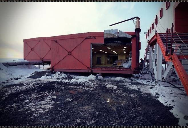 세종 기지의 숙소동은 마무리 공사 중. 멀리서 본 빨간색 레고블록의 정체들 - 전현정 제공