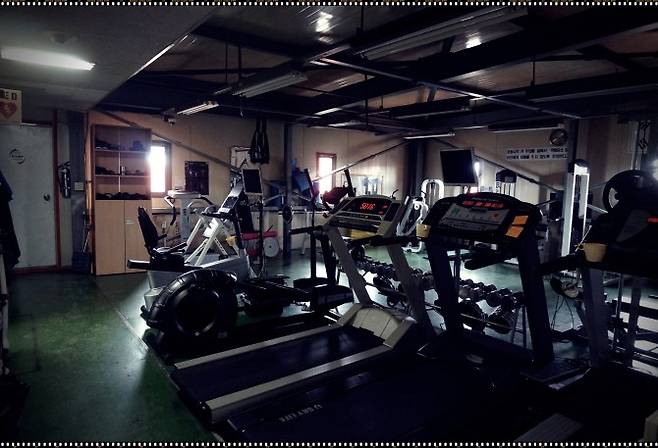 체력단련실 풍경. 아날로그 방식으로 제 각기 놀거리를 찾아냈다! - 전현정 제공