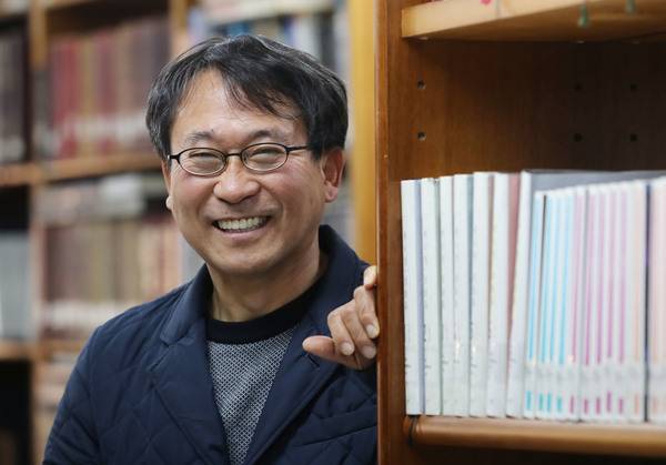 이광구씨는 서울법대 82학번이지만 졸업장은 없다. 대학 동기 모임에 대해 물었더니 이렇게 답했다. “서울법대 전체 동기 모임에는 나가지 않습니다. 대신 서울법대 82학번 운동권 동기 모임에는 나갑니다. 최소 2학년까지 학생운동을 한 친구들이죠. 조국 청와대 민정수석, 원희룡 제주도지사 등 모두 25명 정도 됩니다.”  신소영 기자 viator@hani.co.kr
