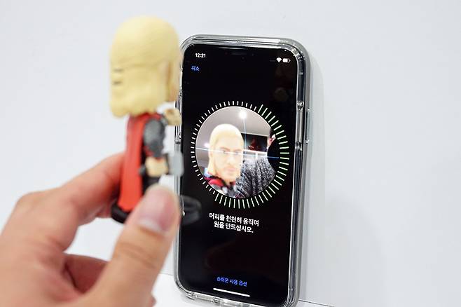 사람 얼굴 또는 비슷한 형상의 모형이라면 곧잘 인식하는 페이스ID.