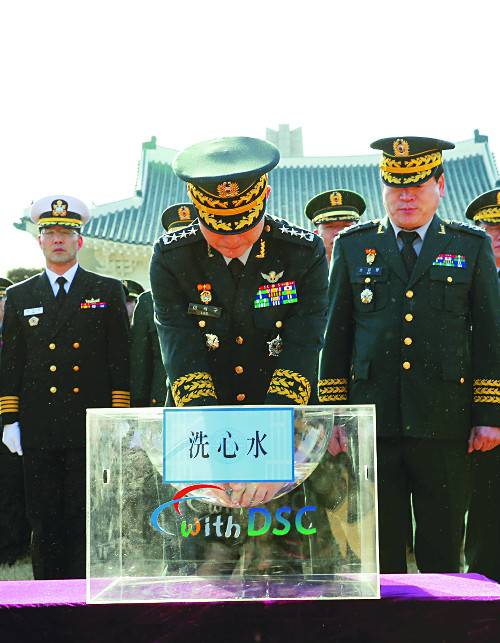 이석구 국군기무사령관이 25일 서울 동작구 국립서울현충원에서 ‘세심수’에 손을 씻으며 엄정한 정치적 중립을 다짐하고 있다. 기무사 제공