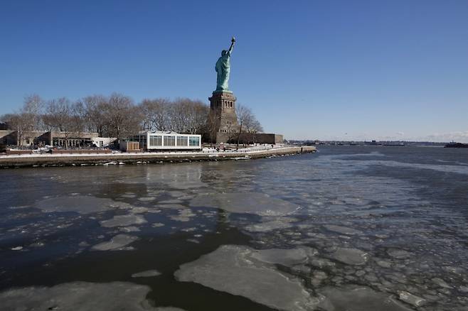 지난 6일 미국 뉴욕에 불어닥친 한파 영향으로 허드슨 강이 얼어붙었다./AFPBBNews=뉴스1