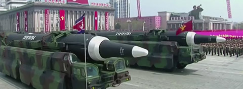 지난해 4월15일 열병식 때 북한이 선보인 화성-12형 미사일.  연합뉴스