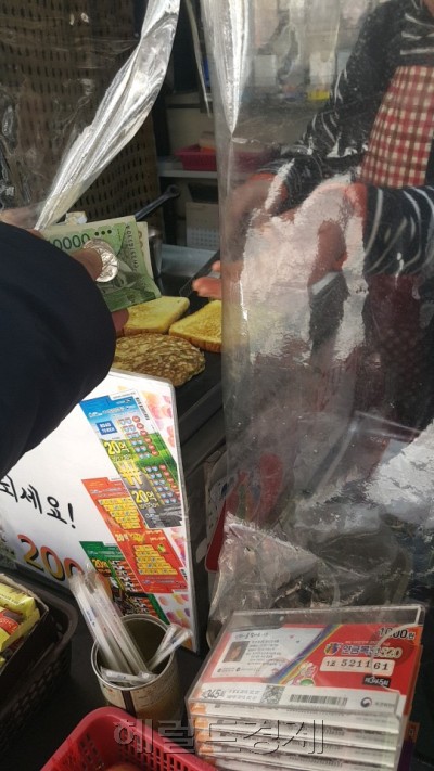 한 가판대에서 토스트를 만들어 판매하고 있는 모습. [사진=김성우 기자/zzz@heraldcorp.com]