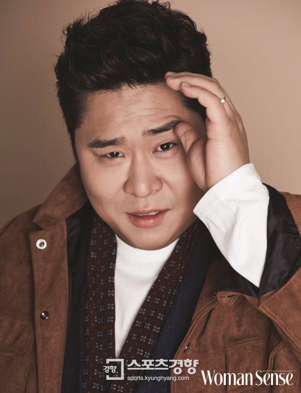 개그맨 문세윤 화보. 사진 우먼센스