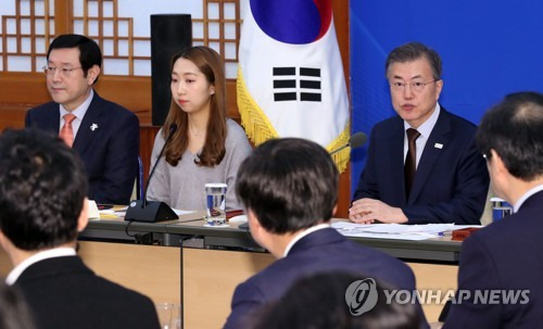 청년일자리 점검회의, 인사말하는 문 대통령 (서울=연합뉴스) 배재만 기자 = 문재인 대통령이 25일 오후 청와대에서 열린 청년일자리 점검회의를 주재하고 있다.     scoop@yna.co.kr