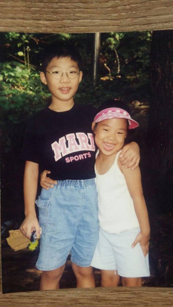 초등학생 시절 나와 여동생. 1999년 인천으로 가족여행을 떠났을 때 찍은 사진이다.