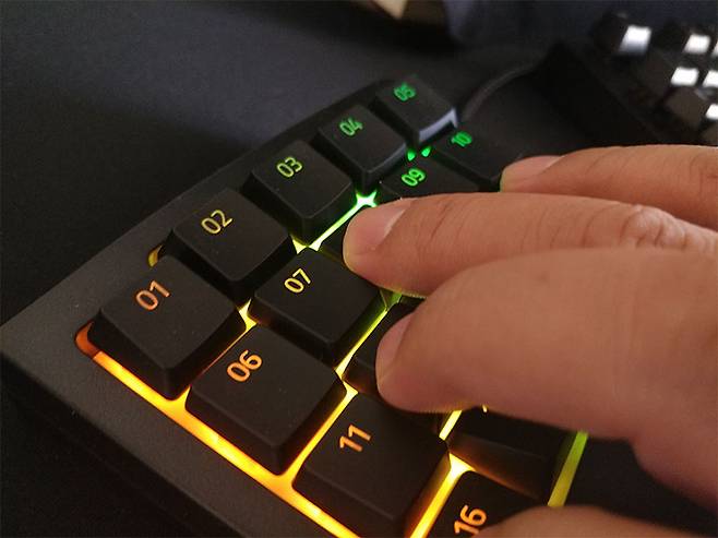 레이저 메카 멤브레인 스위치를 사용해 독특한 키 감을 낸다