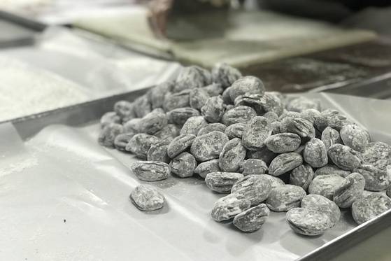 인천공항 제2청사 면세점 안에 지난 18일 문을 연 카카오봄 매장에 갈 프랄린 초콜릿을 준비하고 있다.