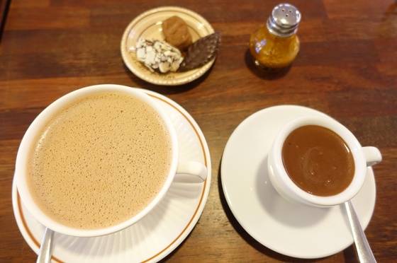 초콜릿 문외한에게 맛보기로 내온 핫초코 2가지와 초콜릿 3가지. 잔에 담긴 핫초코는 ‘독창적인’과 ‘악마 같은’(왼쪽부터)이다.