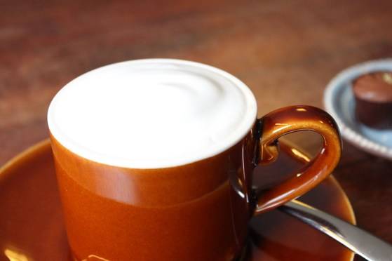 달콤한 화이트 초콜릿으로 만든 핫초코 ’흰 눈처럼’.