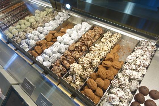 지난 19일 오후의 카카오봄 진열장에 전시된 여러 가지 초콜릿들. 떡집이 연상된다.