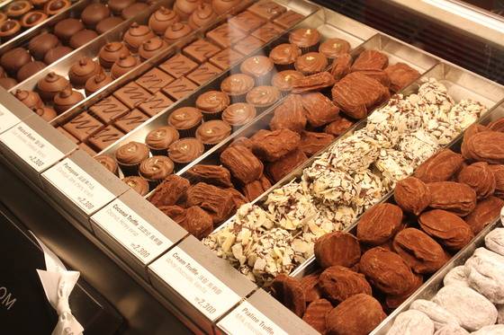 2012년 12월 성탄절과 연말연시 무렵의 카카오봄 진열장.