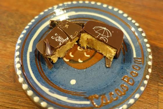 ‘꿀색’ 초콜릿의 속은 문배술로 반죽한 캐러멜로 채우고 겉에 다크 초콜릿을 입혔다. 다크 초콜릿이 막아줘서 알코올 성분이 휘발하지 않는다고 한다.