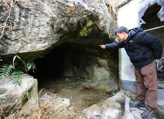 목포시 문화해설사 조대형씨가 ‘연희네슈퍼’ 뒷마당에 있는 방공호에 대해 설명을 하고 있다. 안으로 들어갈 수록 넓어지는 방공호는 길이 31m에 최대 폭이 2.6m에 달한다. 프리랜서 장정필