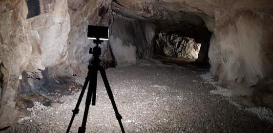 ‘연희네슈퍼’ 뒷마당에 있는 방공호 내부 모습. 안으로 들어갈수록 넓어지는 방공호는 길이 31m에 최대 폭이 2.6m에 달한다. [사진 김현일 백제한우한돈 대표]