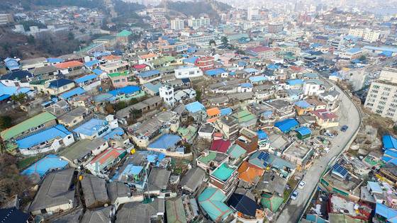 영화 ‘1987’ 속 ‘연희네슈퍼’가 자리한 전남 목포시 서산동 일대의 마을 정경. 프리랜서 장정필