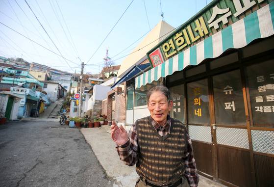 영화 ‘1987’이 촬영된 전남 목포시 서산동 ‘연희네슈퍼’ 앞에서 주민 서치봉씨가 문구를 팔던 옛 가게와 마을에 얽힌 추억을 회상하고 있다. 프리랜서 장정필