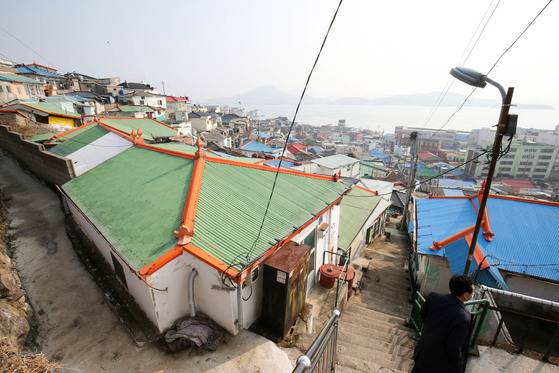 영화 ‘1987’ 속 ‘연희네슈퍼’가 자리한 전남 목포시 서산동 일대의 마을 정경. 프리랜서 장정필