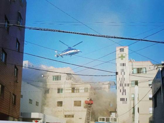 26일 오전 7시 32분쯤 경남 밀양 가곡동에 있는 한 요양병원에서 불이 나 소방대원들이 진화작업을 벌이고 있다. 건물 안에서는 화재 연기가 치솟고 있다. [사진 경남지방경찰청]