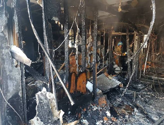 26일 오전 7시 32분쯤 부산 경남 밀양시 가곡동 세종병원에서 화재가 발생했다. 소방대원들이 화재를 진압한 후 병원1층에서 수색작업을 하고 있다. 사망자가 계속 늘어나고 있다.2018.1.26/뉴스1
