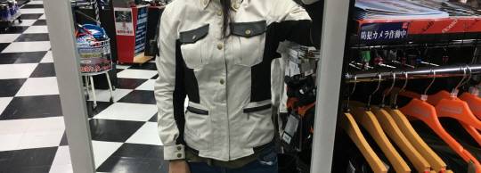 얘는 데려왔어요. 위의 심슨 재킷과 이 재킷 둘다 20만원 초반대.