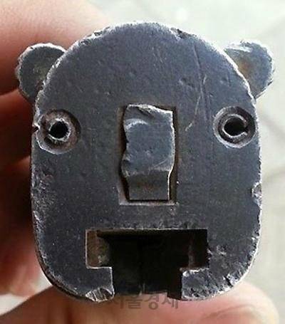 장병들이 통상 ‘곰돌이’라고 부른다. 대검의 총열과 결합장치.