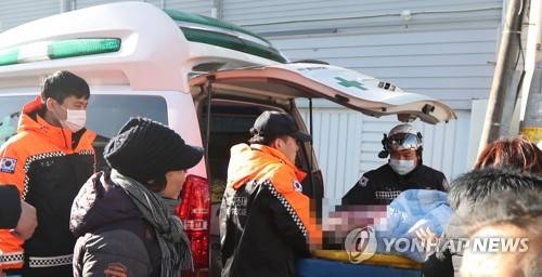 밀양 세종병원 불…환자 이송 (밀양=연합뉴스) 김동민 기자= 26일 오전 7시 30분께 경남 밀양시 가곡동 세종병원에서 불이나 소방대원이 인근 노인당에 있던 환자를 이송하고 있다. 현재 인명피해와 화재원인을 조사하고 있다. 2018.1.26       image@yna.co.kr