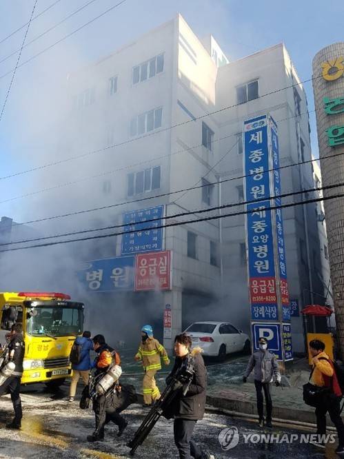 밀양 세종병원 큰 불…8명 사망 (밀양=연합뉴스) 26일 오전 경남 밀양시 가곡동 세종병원에서 불이나 소방관들이 화재 진압 작업을 벌이는 동안 연기가 뿜어져 나오고 있다. 현재까지 사망자가 8명으로 늘어난 것으로 알려졌다.     [소방청 제공=연합뉴스]     photo@yna.co.kr