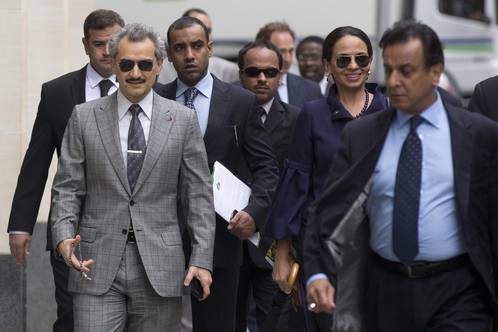 알왈리드 빈탈랄(왼쪽) 사우디아라비아 왕자의 2013년 7월 모습. /블룸버그