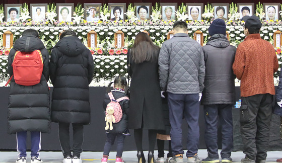 27일 밀양시 밀양문화체육회관에 마련된 세종병원 화재 참사 사망자 37명의 합동분향소에서 시민들이 애도하고 있다. 송봉근 기자
