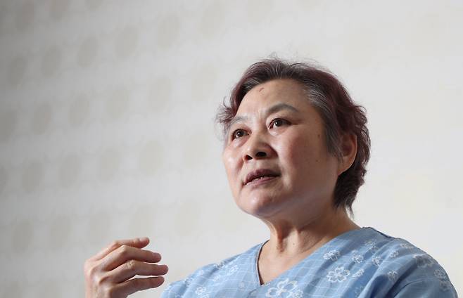 치매에 거동이 불편했던 노모를 6년간 돌본 김선숙씨가 서울 은평구 불광동의 한 정형외과에서 어머니에 대해 이야기를 하고 있다. 김씨는 비혼으로 치매 노모와 조카딸을 돌봤다. 지난해 11월 어머니를 떠나보낸 후 오른쪽 어깨 인대가 파열된 김씨는 병원에 입원 중이다.  강윤중 기자 yaja@kyunghyang.com