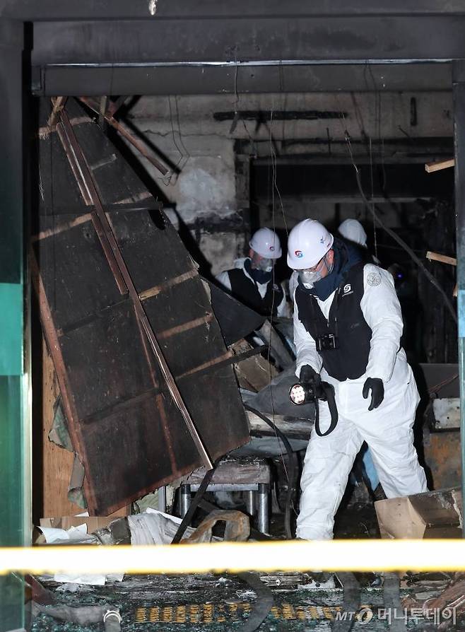 26일 대형 화재가 발생한 경남 밀양시 가곡동 세종병원에서 경찰과 소방, 한국전기안전공사 등 관계자들이 합동 감식을 하고 있다./사진=김창현 기자