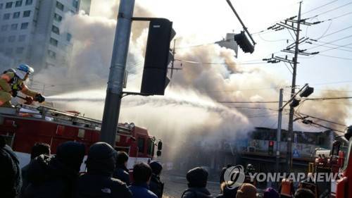 서울 문래동 영일시장에서 불    (서울=연합뉴스) 27일 오전 11시 15분께 서울 영등포구 문래동 영일시장 입구에서 불이 나 소방당국이 진화 중이다. 2018.1.27 [독자 제공=연합뉴스]  jebo@yna.co.kr  (끝)