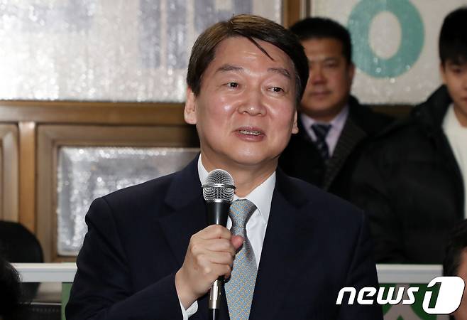 안철수 국민의당 대표가 27일 오후 서울 구로구 새정치전략연구소에서 열린 '구로갑 지역위원회 대표당원 간담회'에서 인사말을 하고 있다. 2018.1.27/뉴스1 © News1 황기선 기자