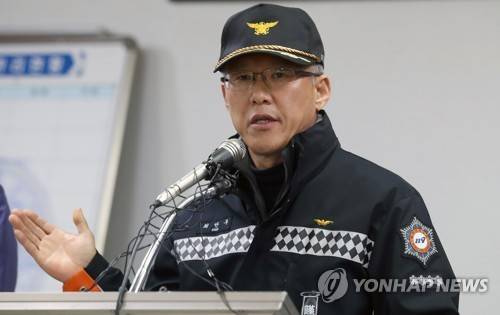 (밀양=연합뉴스) 김동민 기자 = 세종병원 화재 참사 사흘째인 28일 오전 경남 밀양 세종병원 인근에 마련된 밀양농협 가곡점 기자실에서 최만우 밀양소방서장이 취재진 질문에 답하고 있다. 2018.1.28